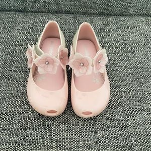 Mini Melissa light pink flowers 🌸 on the strap